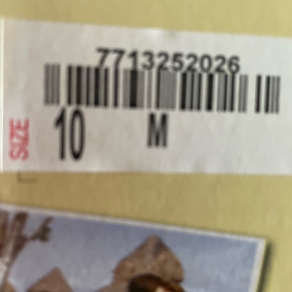 NEW! Maui Island woman summer shoe unable to wear due to left foot surgery. - Picture 2 of 3